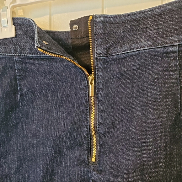 LOFT made and loved Denim skirt, Size 6P, like new, zipper closure - Picture 5 of 6